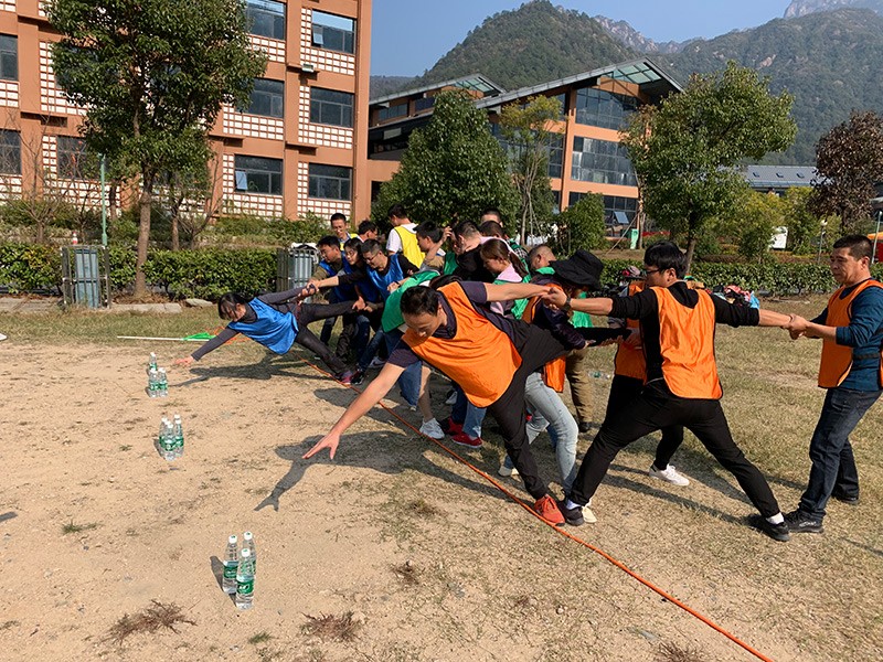 不忘初心、繼續(xù)前行、同心同行、勇攀高峰——屯溪城建投公司開(kāi)展“不忘初心、牢記使命”主題教育素質(zhì)拓展訓(xùn)練