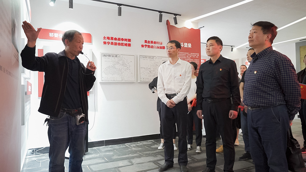 屯溪區(qū)國投集團(tuán)開展學(xué)黨史、祭英烈主題黨日活動