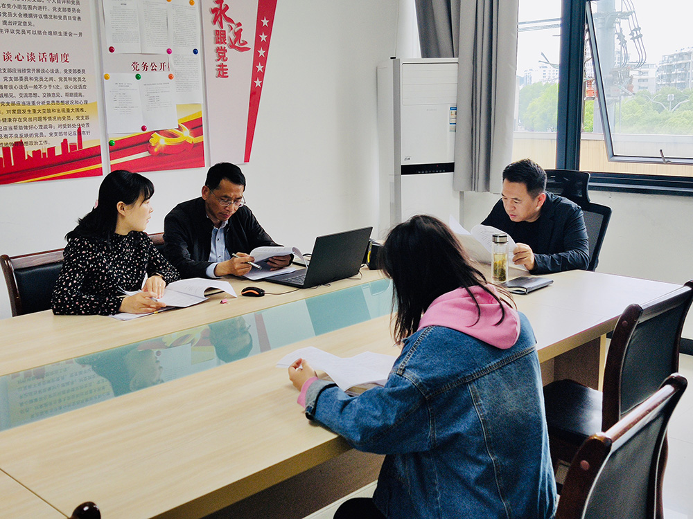 推進(jìn)主體信用評(píng)級(jí)，構(gòu)建集團(tuán)融資平臺(tái)