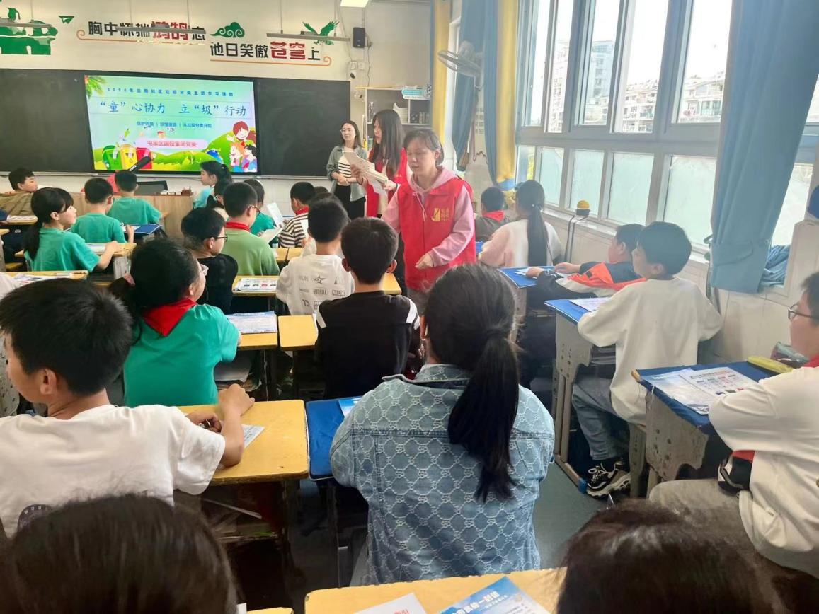 “攜手共筑美好家園”——開展垃圾分類宣傳、小區(qū)衛(wèi)生整治志愿者活動(dòng)