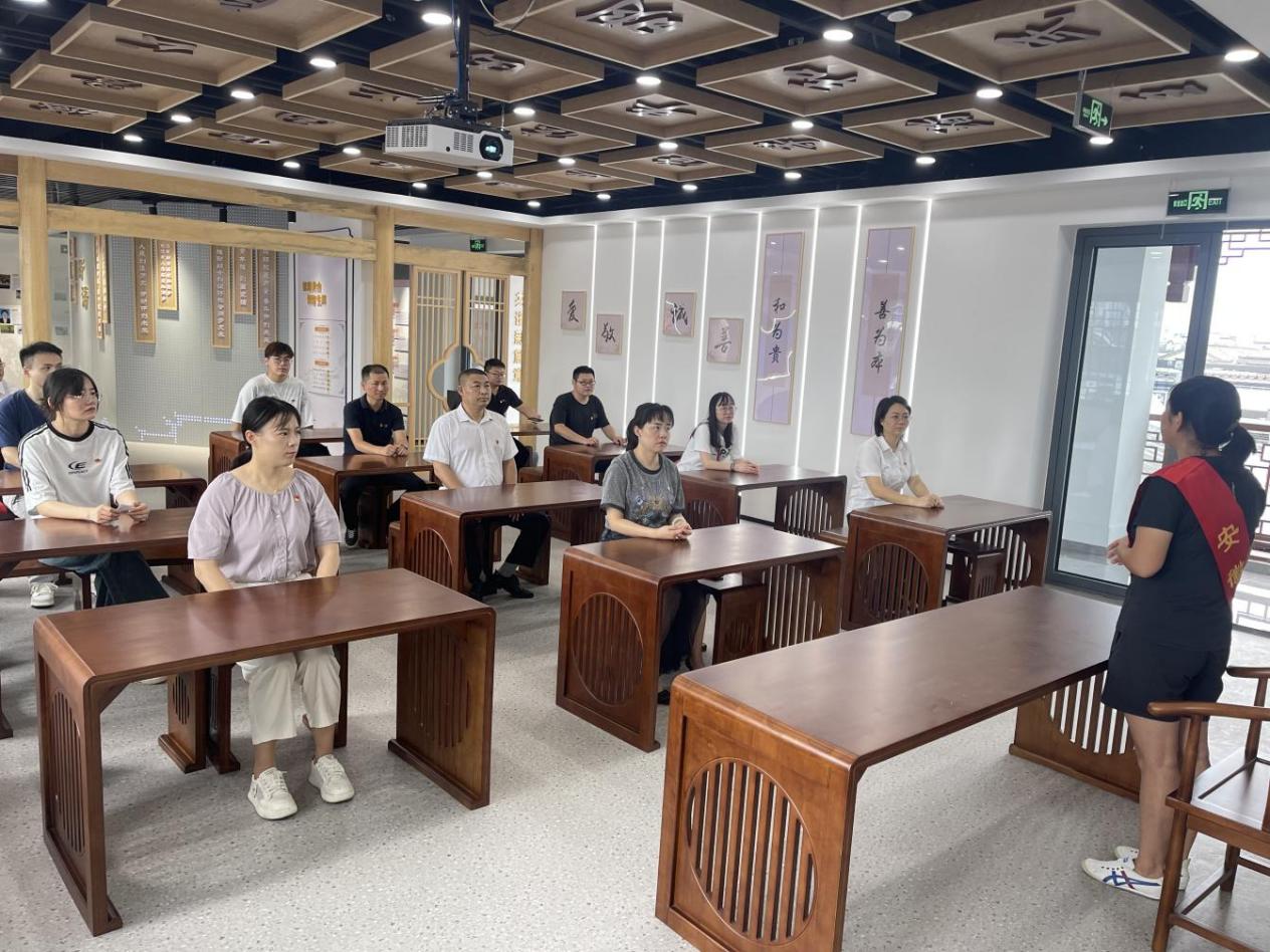 見賢思齊學(xué)楷模，崇德向善做好人——區(qū)國投集團(tuán)黨委開展8月份主題黨日活動