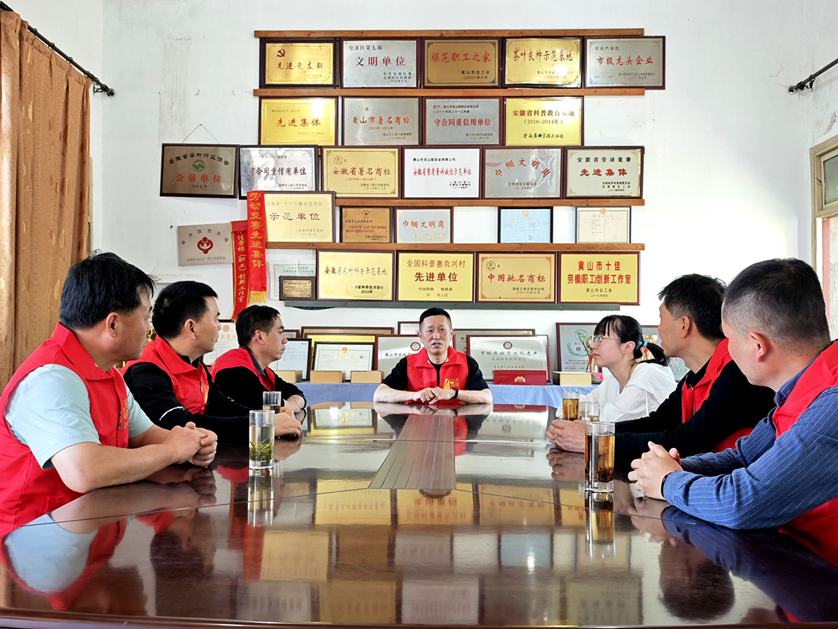 昱城產(chǎn)投公司黨支部開展“茶香潤初心，黨旗映茶園”主題黨日活動