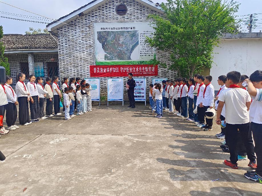 區(qū)關(guān)工委組織學(xué)生到實(shí)驗茶場開展茶文化主題實(shí)踐活動