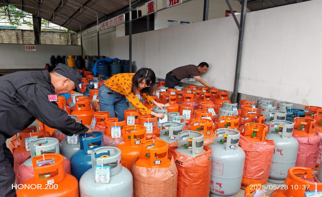 隨瓶攜帶明白卡  燃?xì)獍踩M萬家