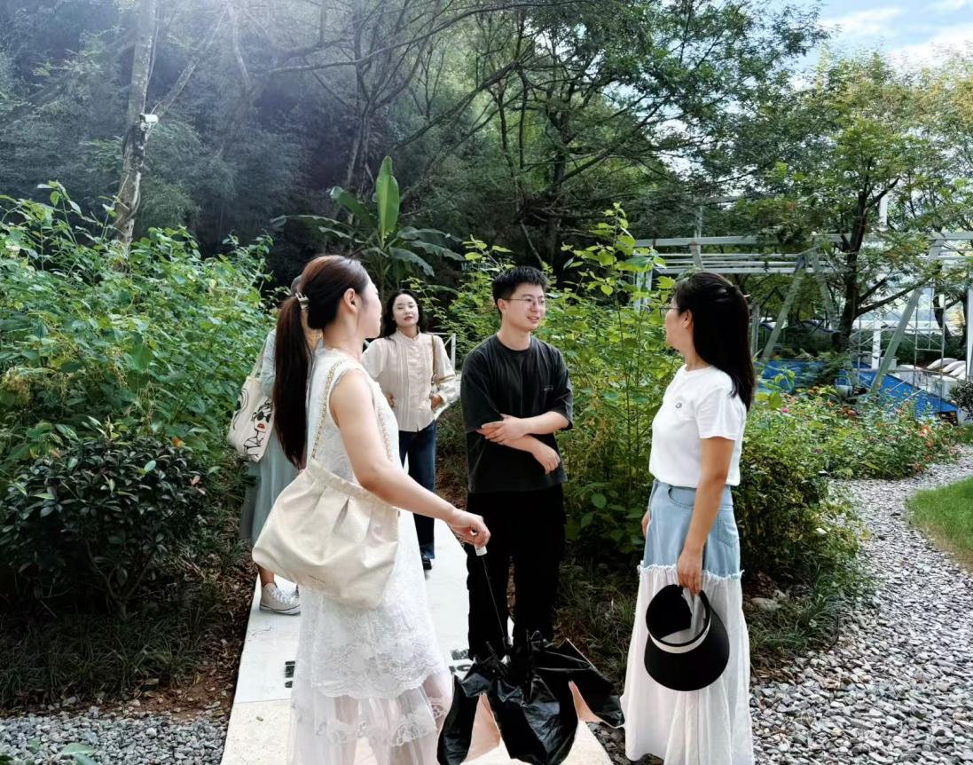 實(shí)地研學(xué)促提升 謀劃發(fā)展啟新程—昱城文旅公司黨支部開展“循‘雙村’賦能跡，謀文旅發(fā)展篇”主題黨日活動(dòng)